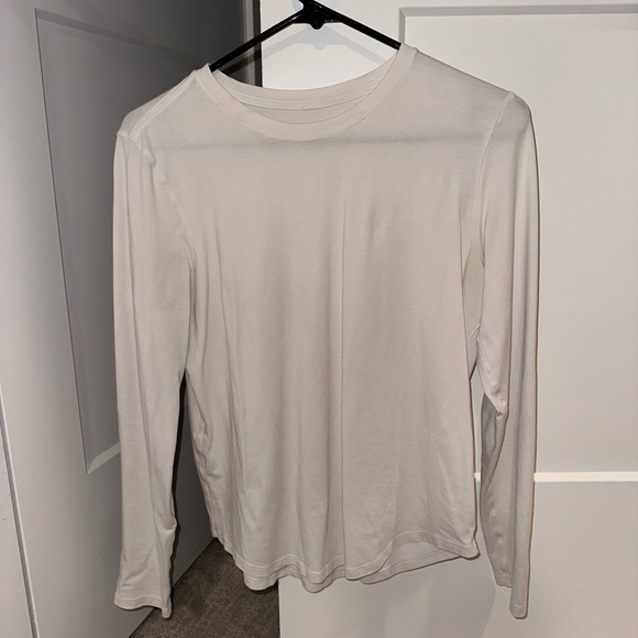 Excellent condition, lululemon, size 6, long sleeve T shirt. No stains or imper - Picture 4 of 6